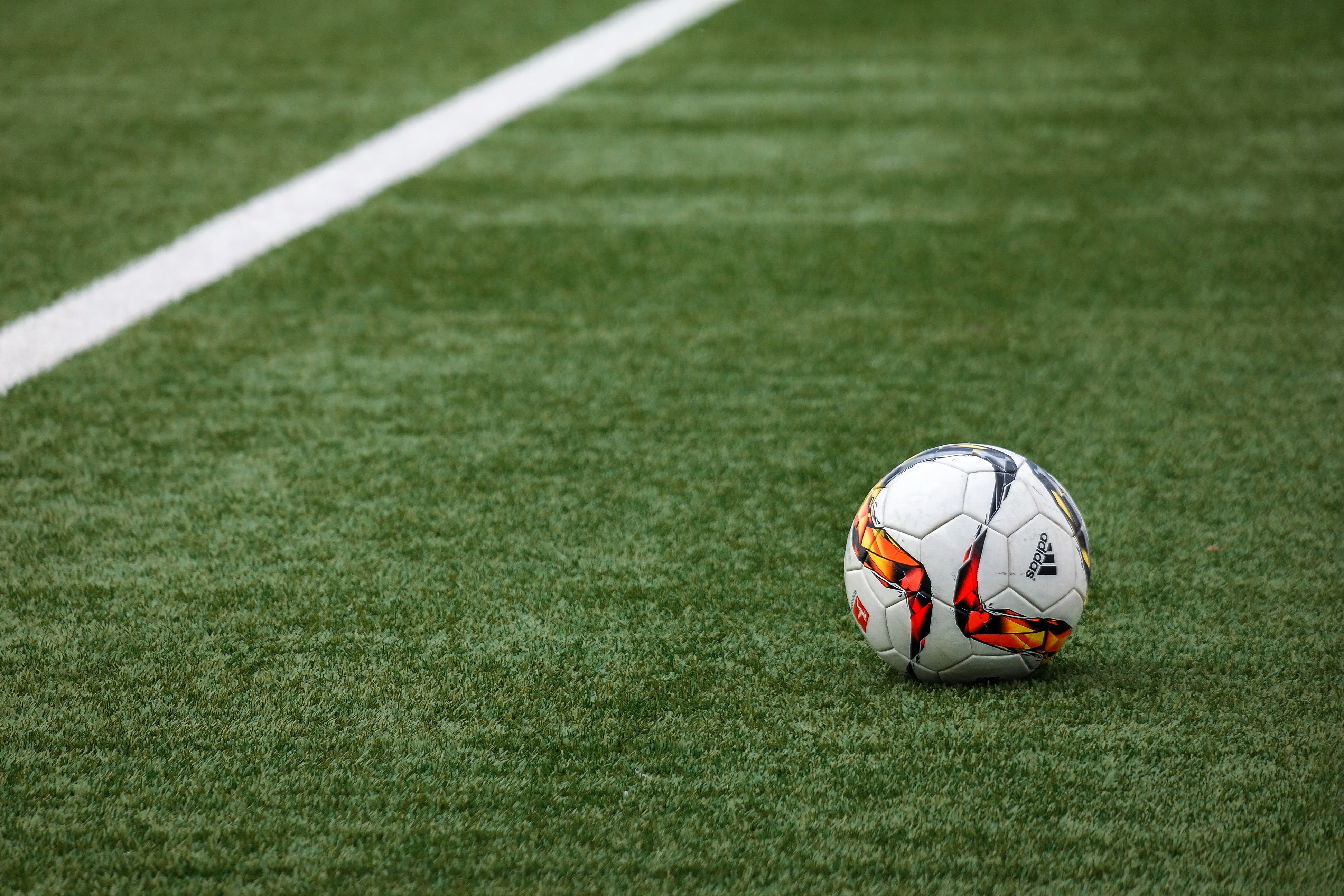 Ballon sur terrain de football